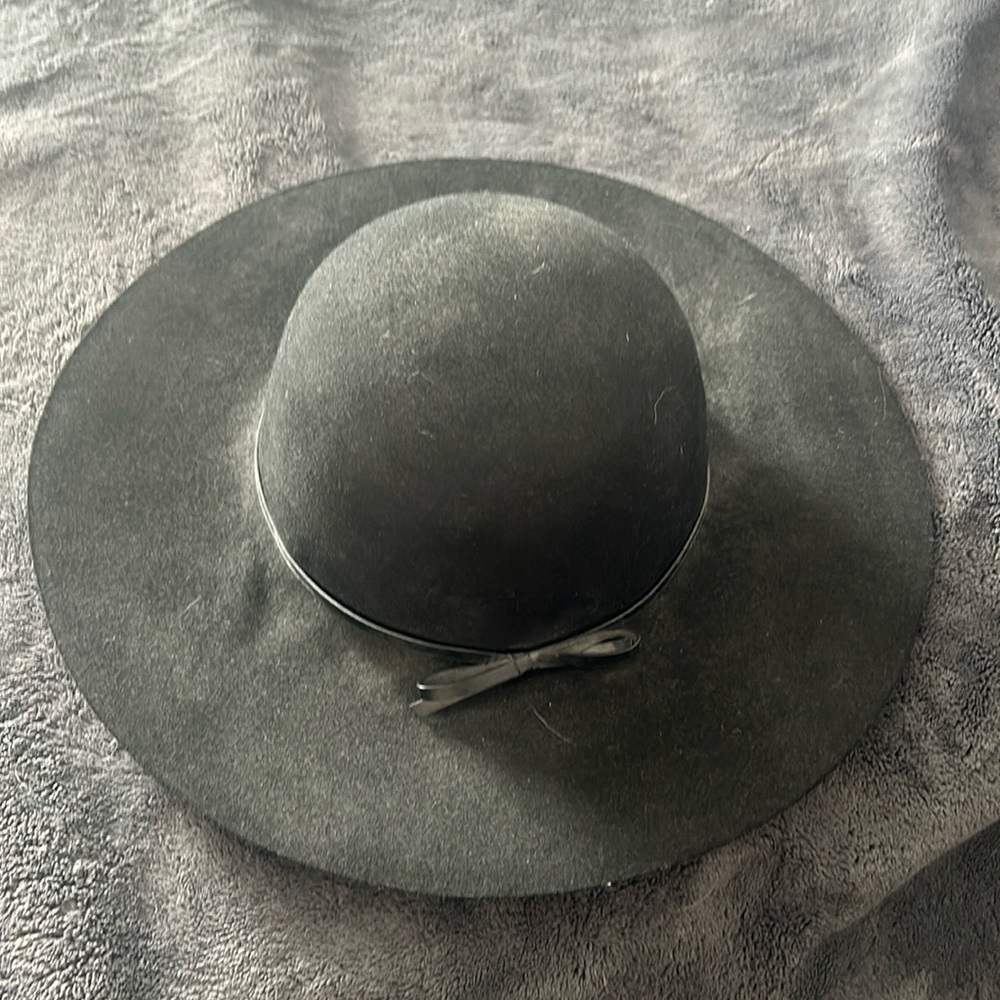 Women’s black floppy hat